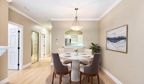 211-2985 Princess Crescent, Coquitlam, BC - Indoor Photo Showing Dining Room
