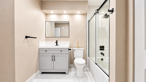 211-2985 Princess Crescent, Coquitlam, BC - Indoor Photo Showing Bathroom