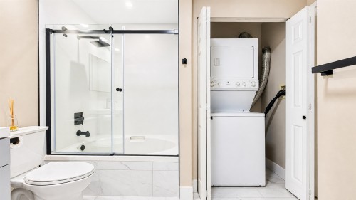 211-2985 Princess Crescent, Coquitlam, BC - Indoor Photo Showing Laundry Room