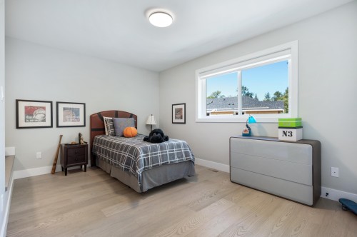 24461 Jenewein Drive, Maple Ridge, BC - Indoor Photo Showing Bedroom
