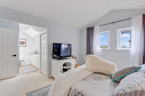 205-1518 Bowser Avenue, North Vancouver, BC 