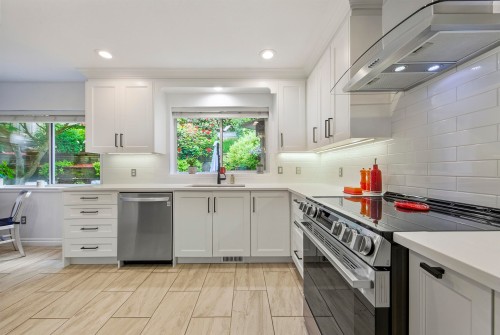 1659 Deep Cove Road, North Vancouver, BC 