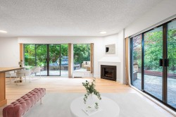 102-747 17th Street West Vancouver, BC V7V 3T4