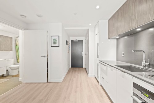 710-209 7Th Avenue E, Vancouver, BC - Indoor Photo Showing Kitchen With Upgraded Kitchen