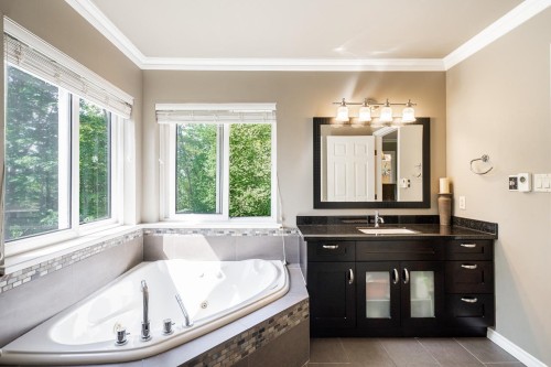 7460 Burnham Court, Burnaby, BC - Indoor Photo Showing Bathroom