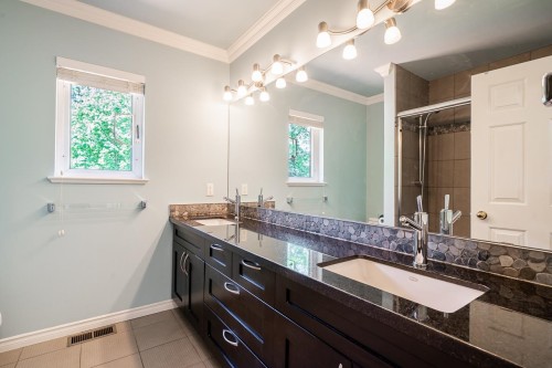 7460 Burnham Court, Burnaby, BC - Indoor Photo Showing Bathroom