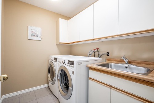 7460 Burnham Court, Burnaby, BC - Indoor Photo Showing Laundry Room