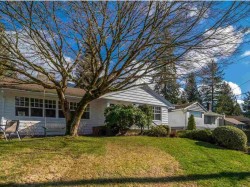 1090 Ruthina Avenue North Vancouver, BC V7R 2E6