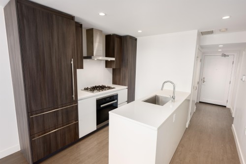 829-8133 Cook Road, Richmond, BC - Indoor Photo Showing Kitchen