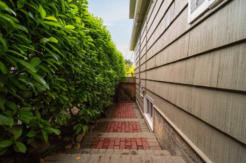 1030 Mathers Avenue, West Vancouver, BC 