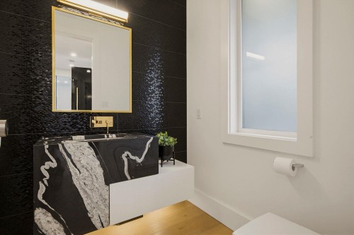 919 4Th Street E, North Vancouver, BC 