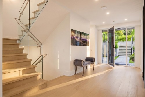919 4Th Street E, North Vancouver, BC 