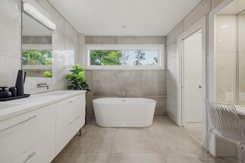 919 4Th Street E, North Vancouver, BC 