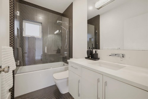 919 4Th Street E, North Vancouver, BC 
