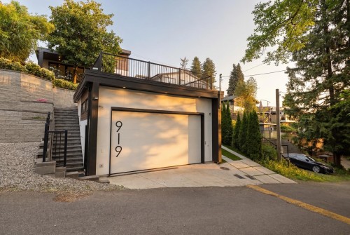 919 4Th Street E, North Vancouver, BC 