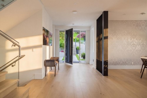 919 4Th Street E, North Vancouver, BC 