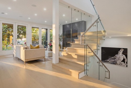 919 4Th Street E, North Vancouver, BC 