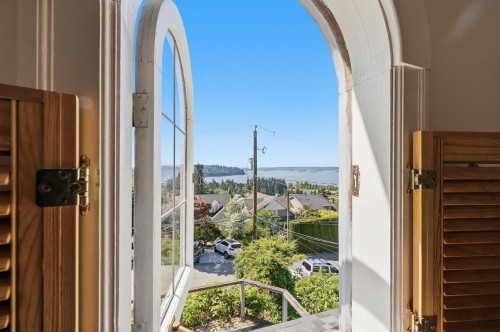 1013 Duchess Avenue, West Vancouver, BC 