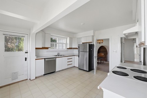 1013 Duchess Avenue, West Vancouver, BC 