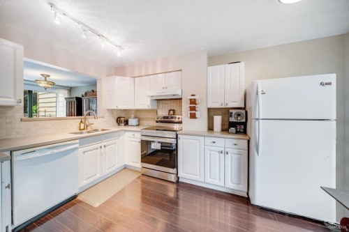 4253 Birchwood Crescent  Burnaby, BC V5G 4E6