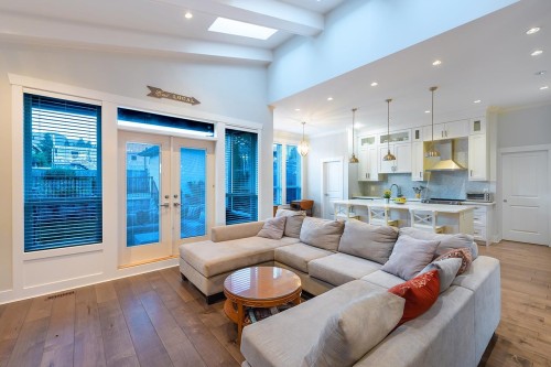 738 13Th Street E, North Vancouver, BC 