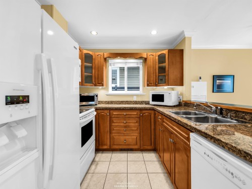 332 12Th Street E, North Vancouver, BC 