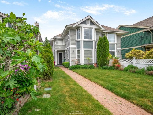 332 12Th Street E, North Vancouver, BC 