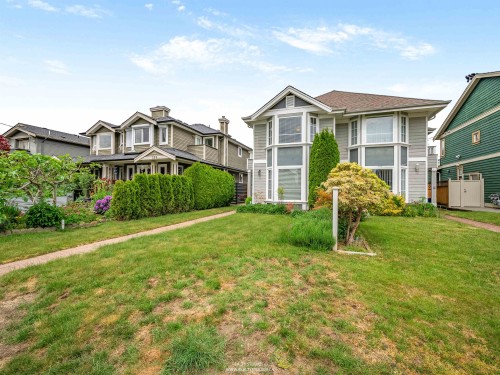332 12Th Street E, North Vancouver, BC 