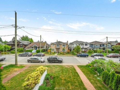 332 12Th Street E, North Vancouver, BC 