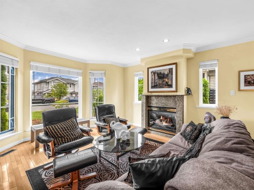 332 12Th Street E, North Vancouver, BC 