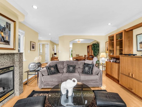 332 12Th Street E, North Vancouver, BC 