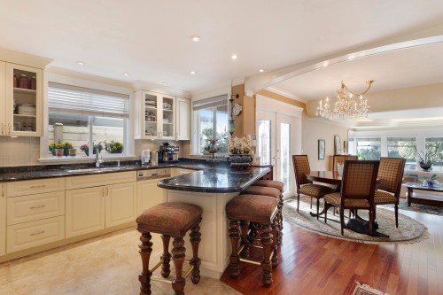 2541 Marine Drive, West Vancouver, BC 