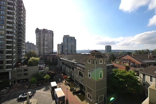 404-10 Renaissance Square  New Westminster, BC V3M 7B1
