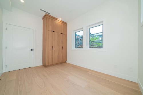 1933 4Th Avenue E, Vancouver, BC 