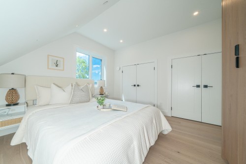 1937 4Th Avenue E, Vancouver, BC 