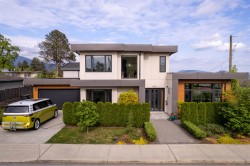 900 Hendry Avenue  North Vancouver, BC V7L 4E2