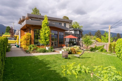 900 Hendry Avenue, North Vancouver, BC 