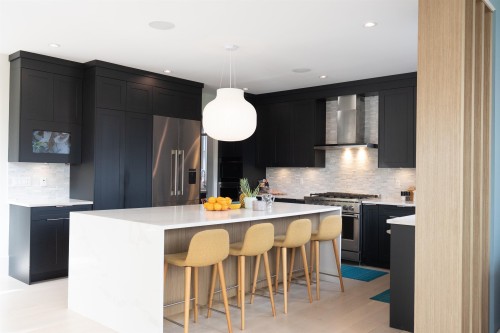 900 Hendry Avenue, North Vancouver, BC 