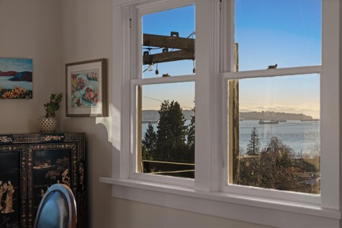 1073 Clyde Avenue, West Vancouver, BC 
