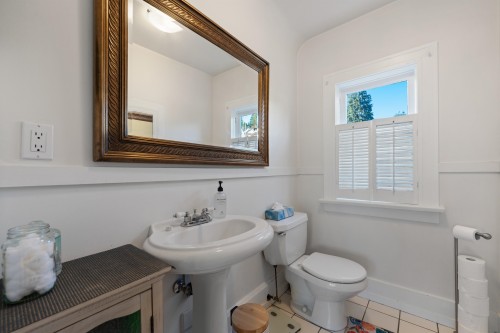 1073 Clyde Avenue, West Vancouver, BC 