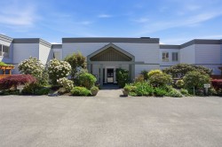302-5780 Trail Avenue Sechelt, BC V7Z 0K5