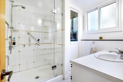 2305 3Rd Avenue W, Vancouver, BC 