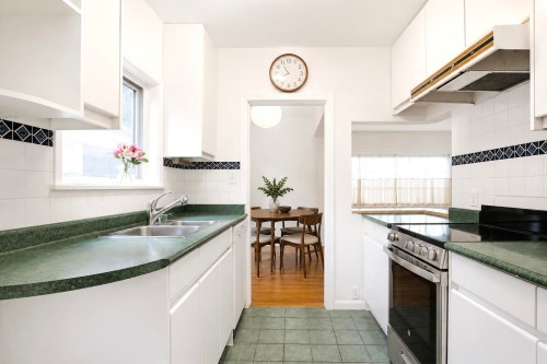 2305 3Rd Avenue W, Vancouver, BC 