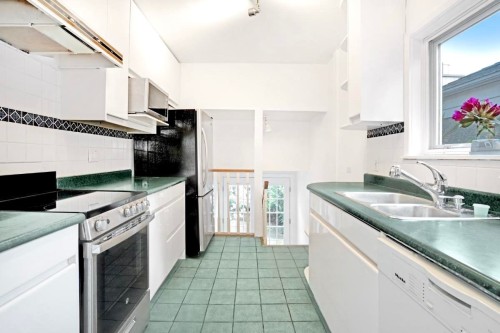 2305 3Rd Avenue W, Vancouver, BC 