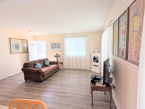109-4510 101 Highway, Sechelt, BC 