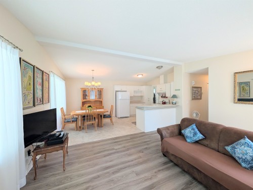 109-4510 101 Highway, Sechelt, BC 