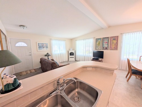 109-4510 101 Highway, Sechelt, BC 