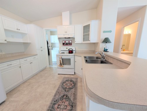109-4510 101 Highway, Sechelt, BC 