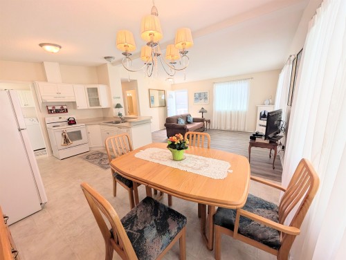 109-4510 101 Highway, Sechelt, BC 