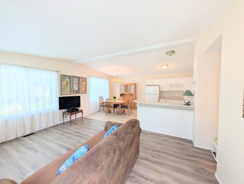 109-4510 101 Highway, Sechelt, BC 